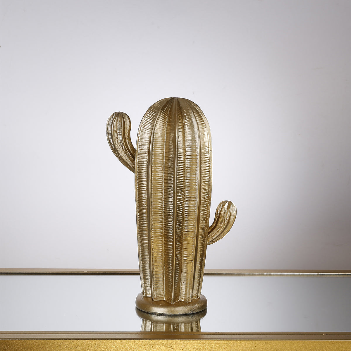 Cactus dorado decorativo